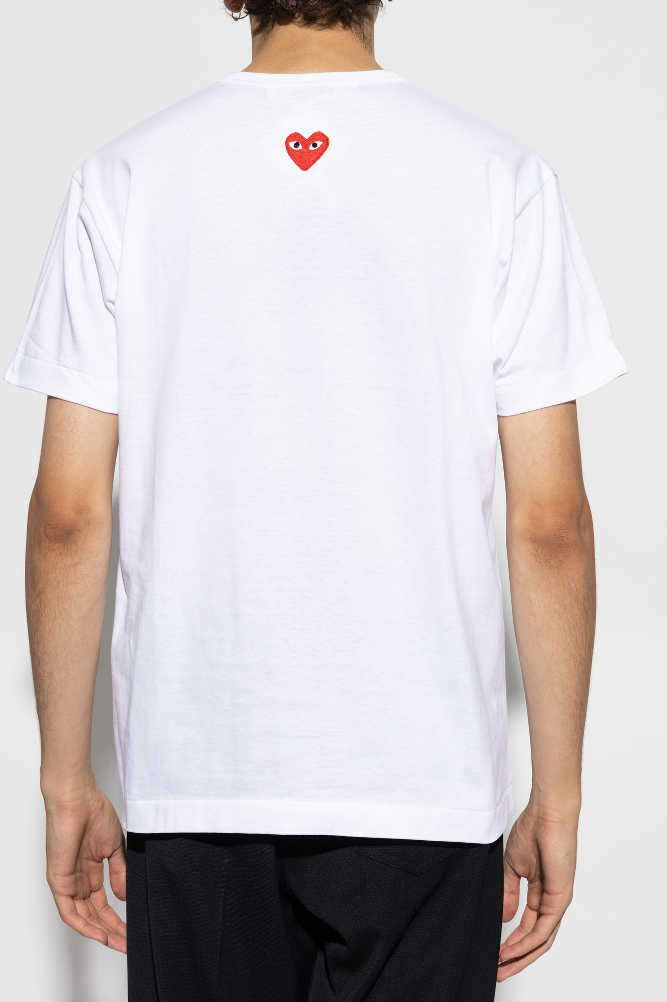 トップス AD2010 play comme des garcons T-shirt Biały T-shirt z naszywką w kształcie logo Comme des Garçons